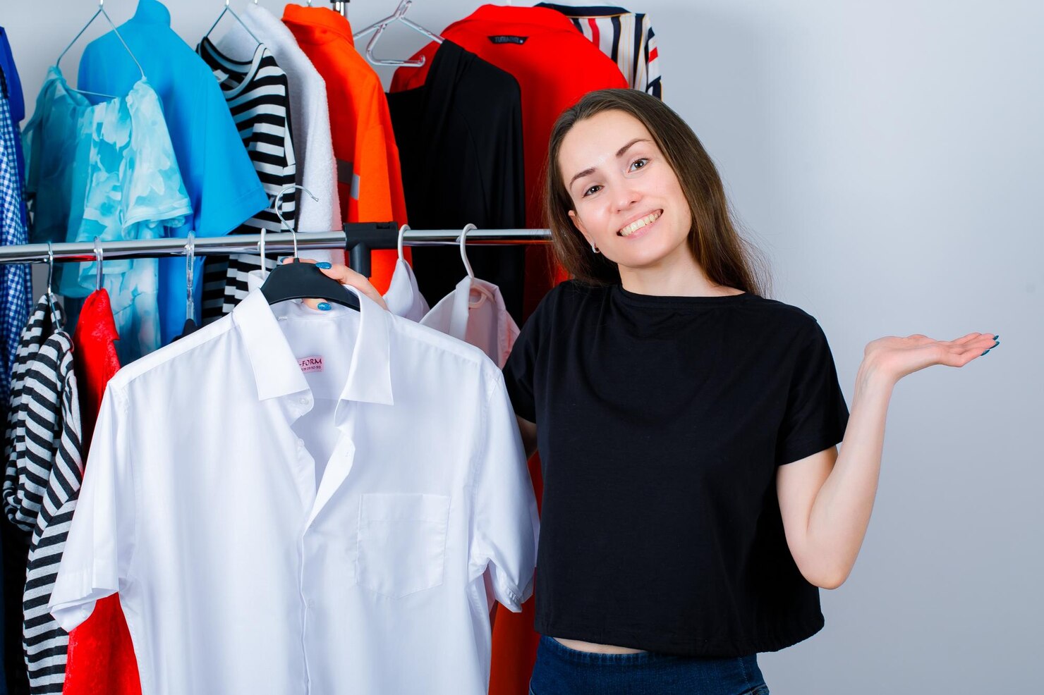 chica sonriente esta mirando camara sosteniendo camisa fondo ropa 176474 116753